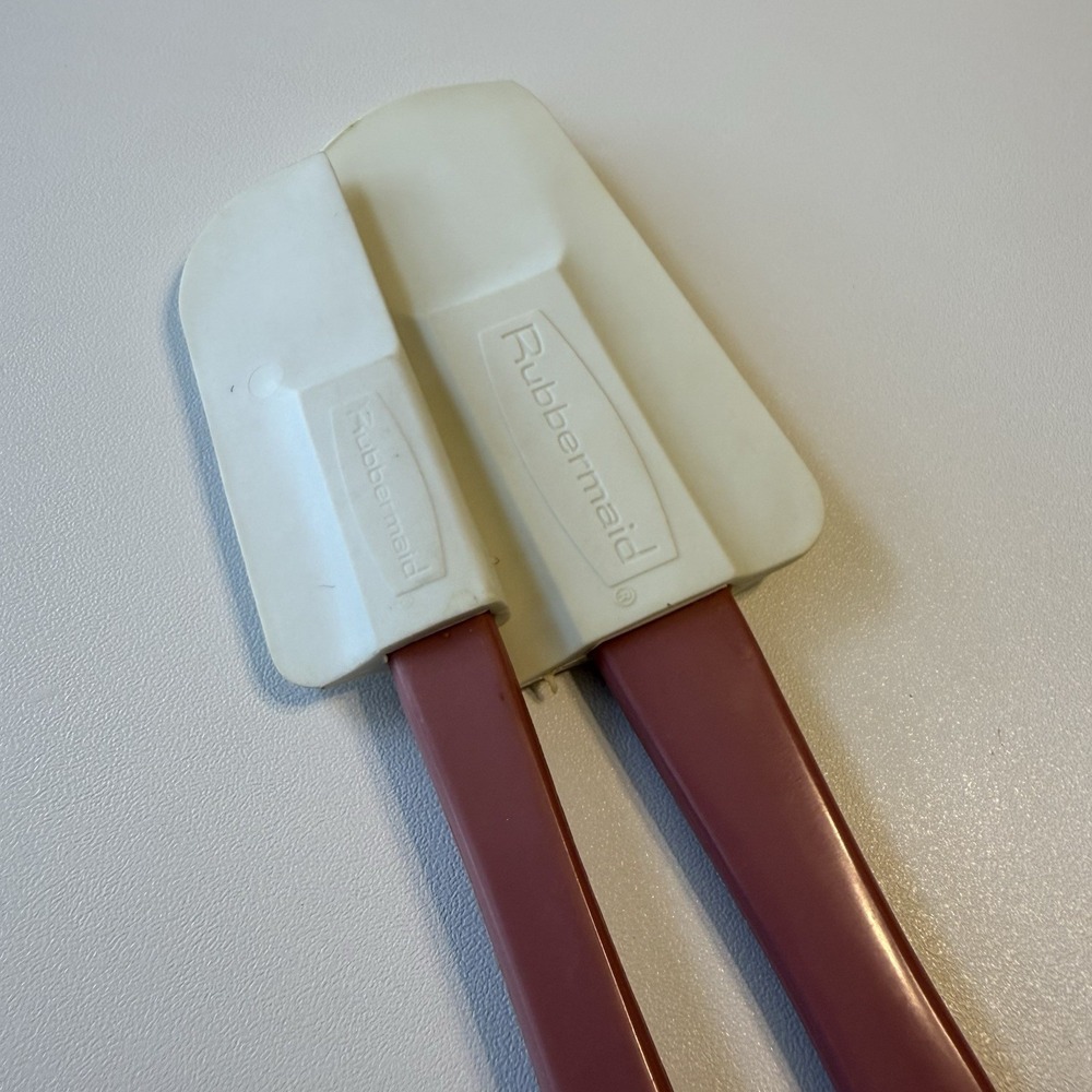 Lot 2 Vintage Rubbermaid Spatulas 2724 & 2733 White Plastic Handle 10" USA